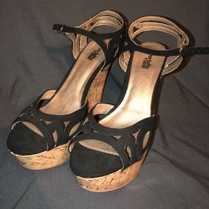 Black wedges